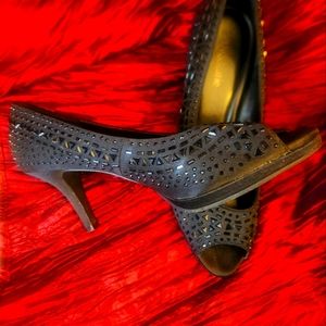 Karen Scott black dress pumps 8.5 Ornate fabric Maralyn Peep Toe Evening Shoes